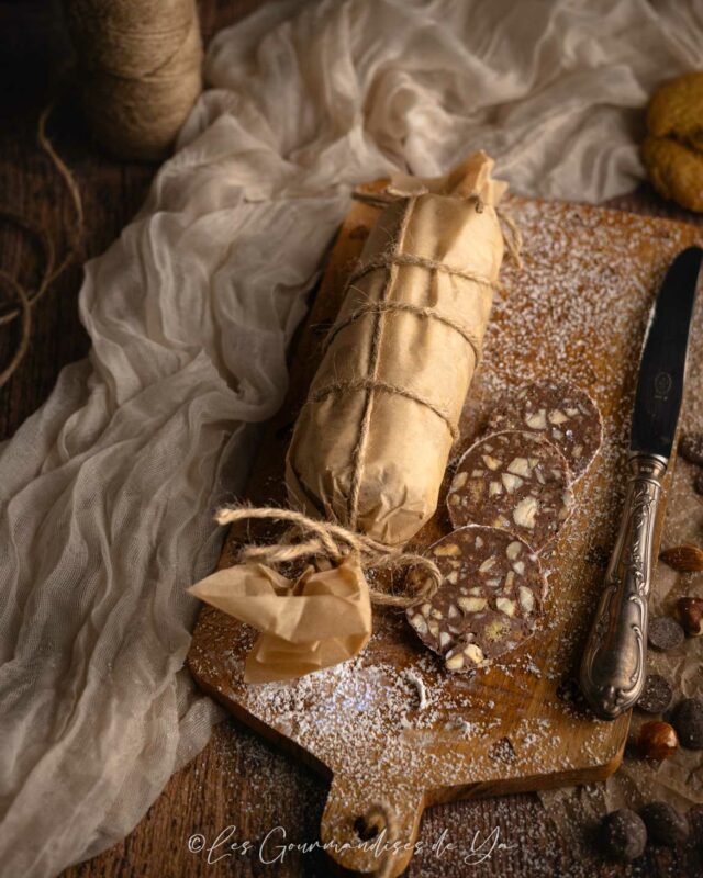 Découvrez le chococisson : un saucisson 100% chocolat avec du praliné, des fruits secs et biscuits ultra croustillant et facile à réaliser !